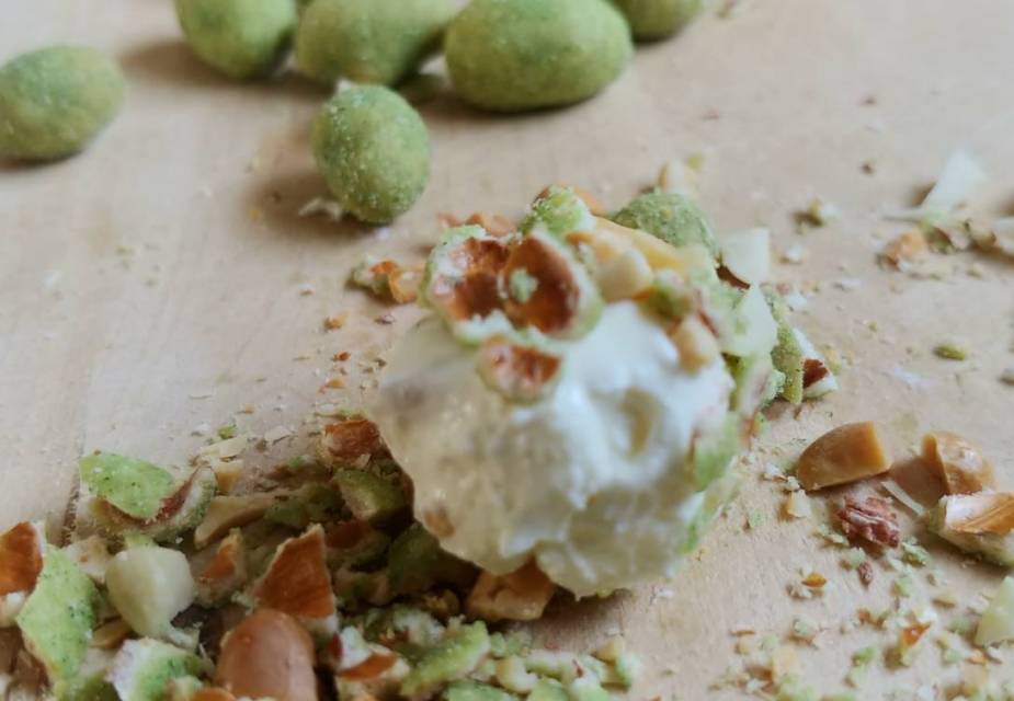 Frischkäsebällchen in Wasabi-Erdnüssen wälzen