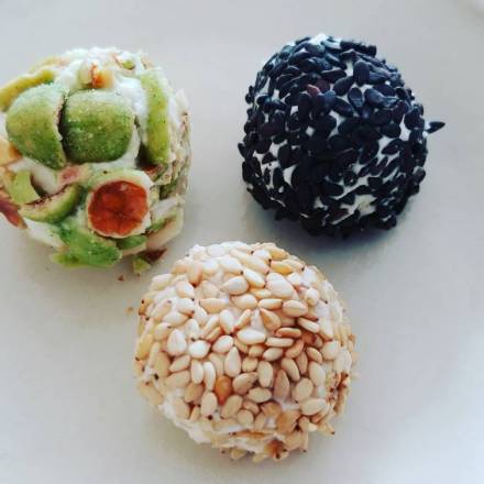 Frischkäse-Bällchen mit Sesam und Wasabi-Erdnüssen
