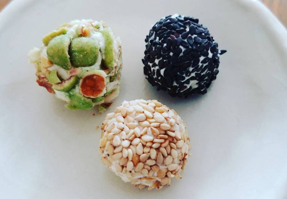 Frischkäse-Bällchen mit Sesam und Wasabi-Erdnüssen
