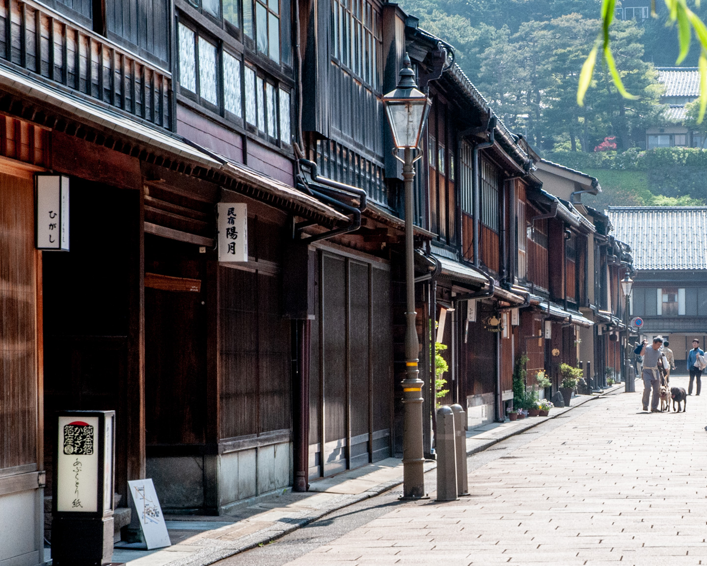 Traditionelle Häuser säumen eine Straße in Kanazawa.