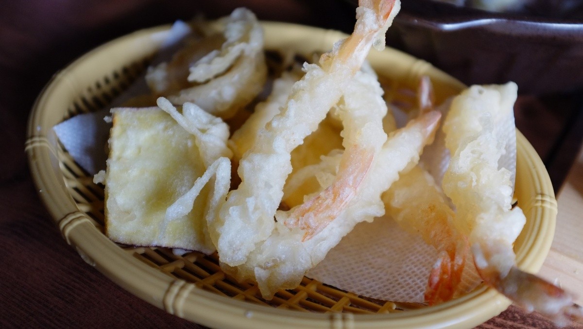 Gernelen Tempura in einem Körbchen