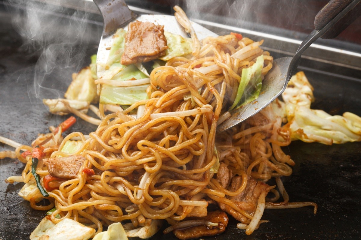 Yakisoba auf einer heißen Eisenplatte