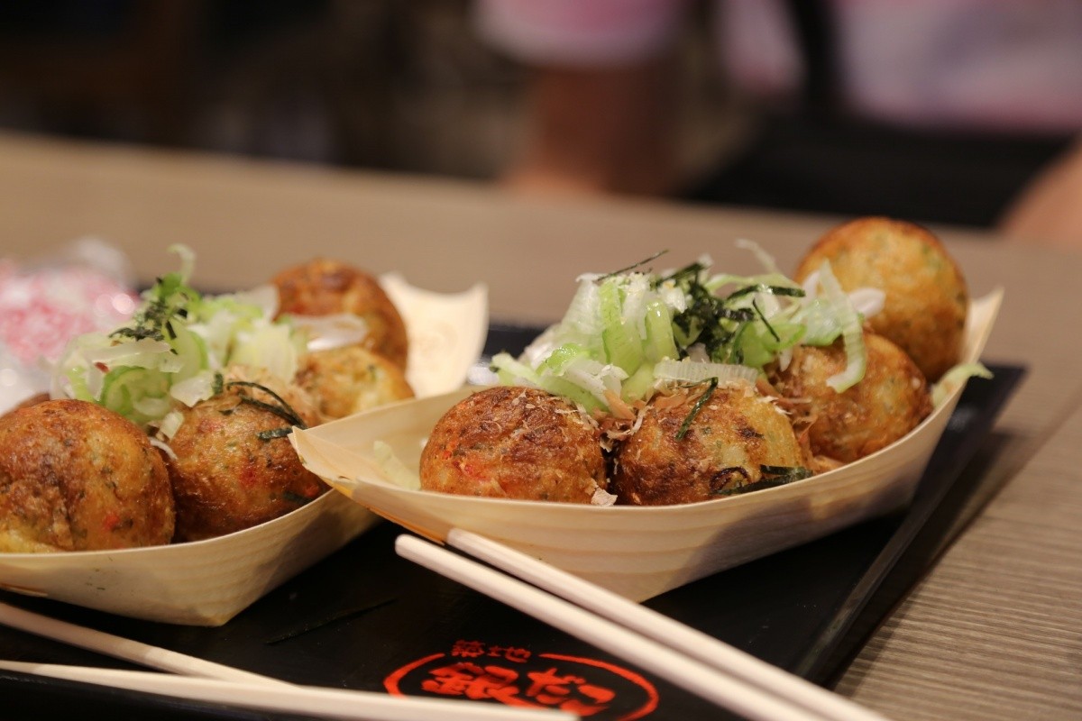 Takoyaki mit Garnitur