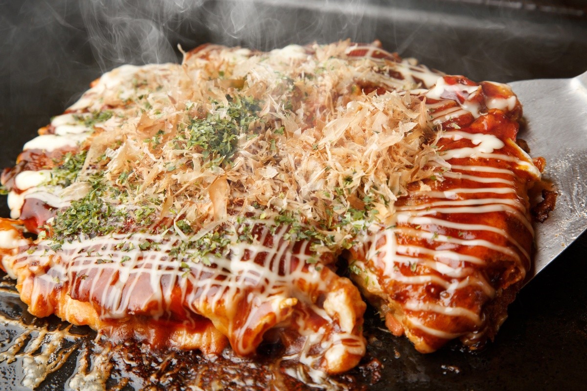 Okonomiyaki auf einem Spatula