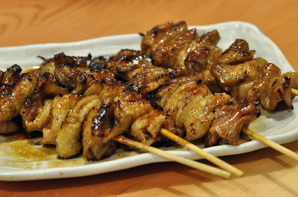 Yakitori Spieße auf einem Teller