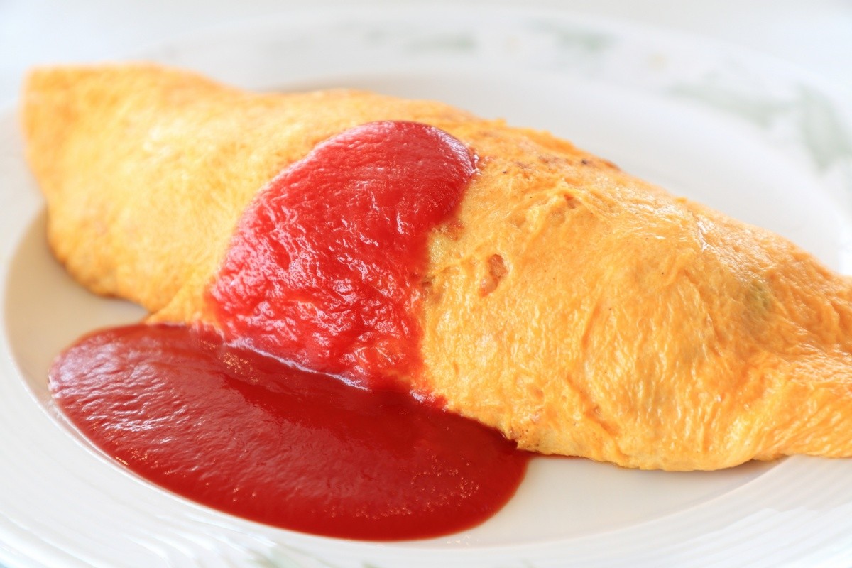 Omurice auf einem teller