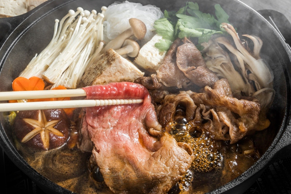 Nahaufnahme von Sukiyaki mit Fleisch und Gemüse