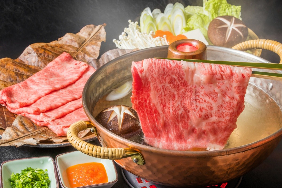 ein topf shabu shabu mit fleisch