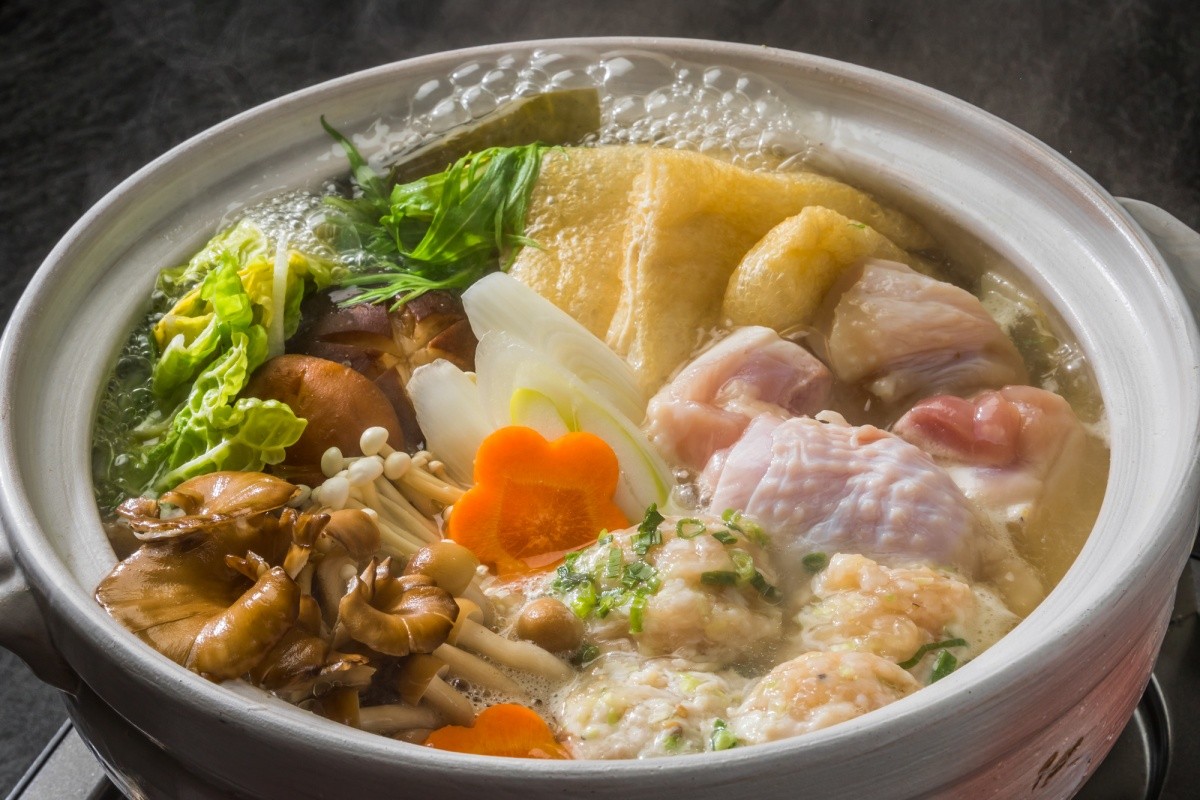 Ein Topf Chankonabe mit Gemüse und Hühnerfleisch