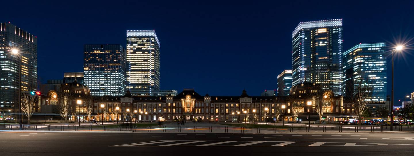 Gebäude des Bahnhof Tokyo bei Nacht