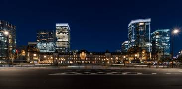 Gebäude des Bahnhof Tokyo bei Nacht