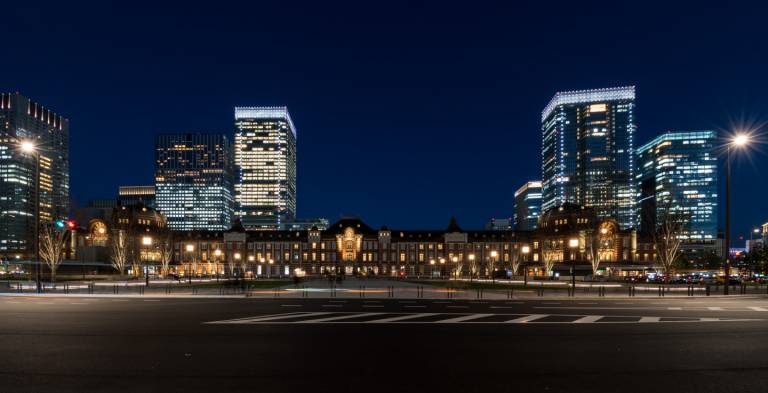 Gebäude des Bahnhof Tokyo bei Nacht