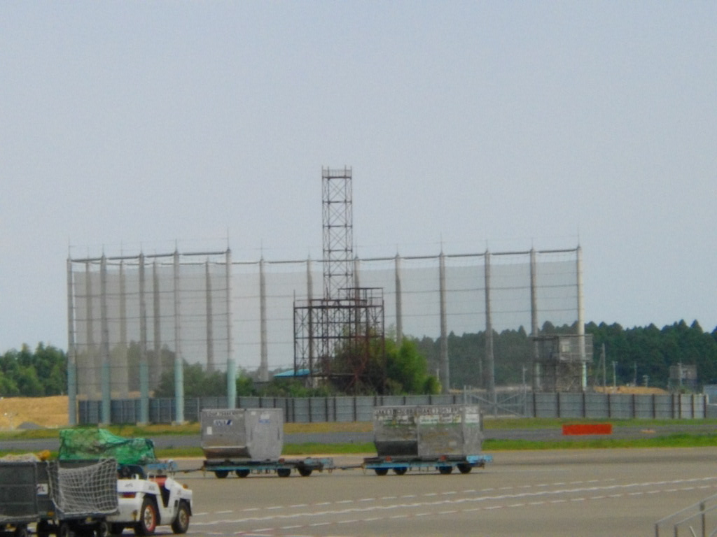 Fahrzeuge auf Start-/Landebahhn des Flughafen Narita