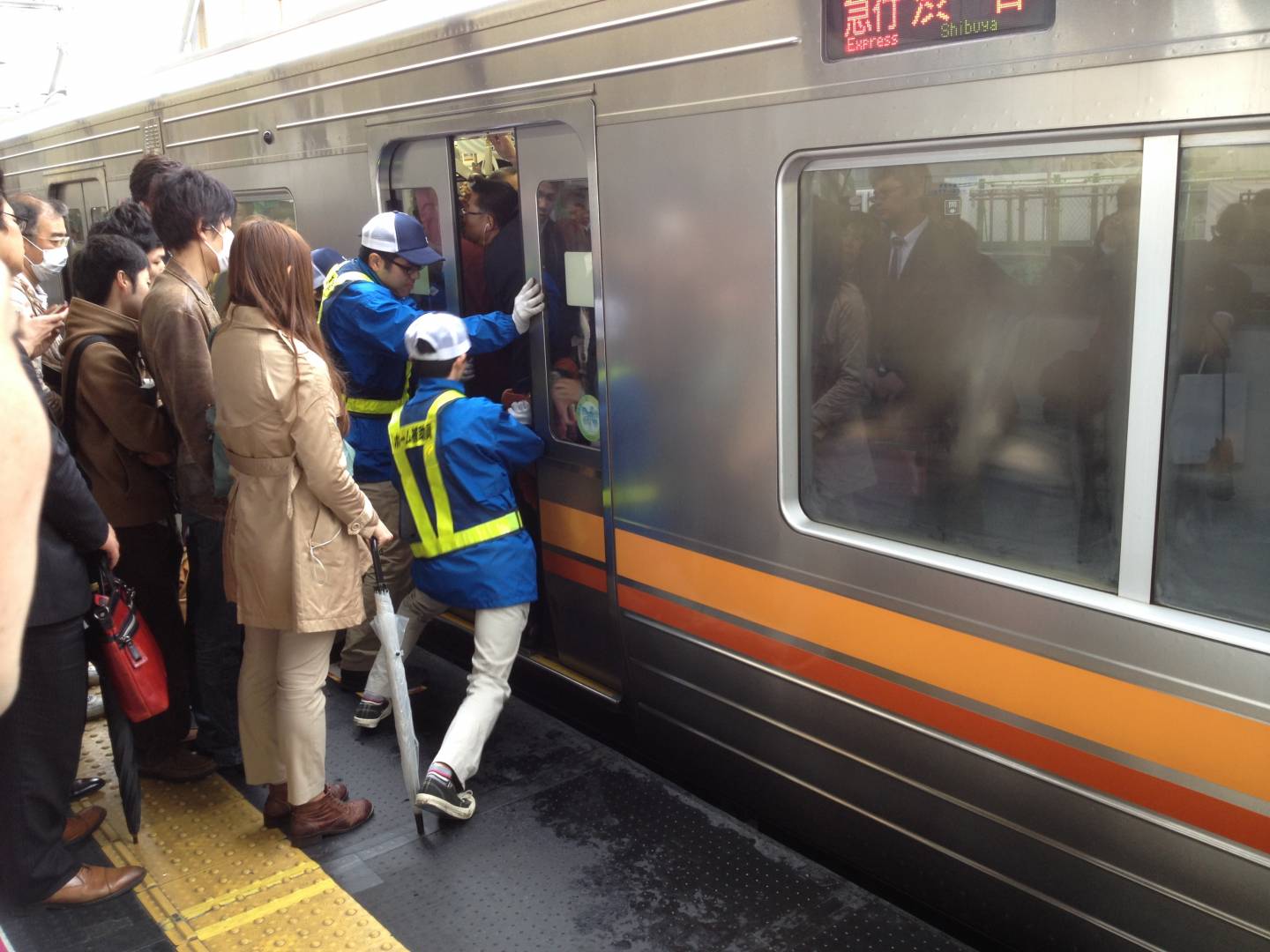 Volle Bahn in Tokyo