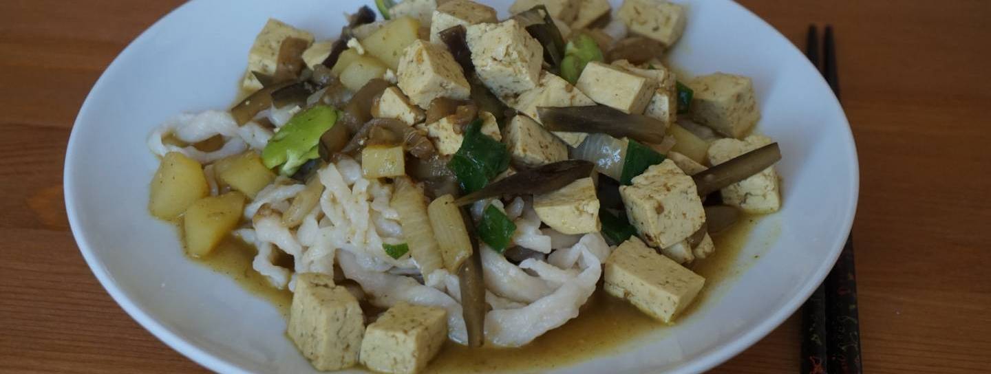 Curry Udon mit sommerlichem Gemüse und Tofu