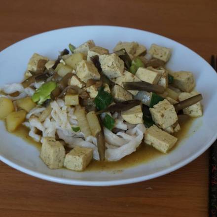 Curry Udon mit sommerlichem Gemüse und Tofu