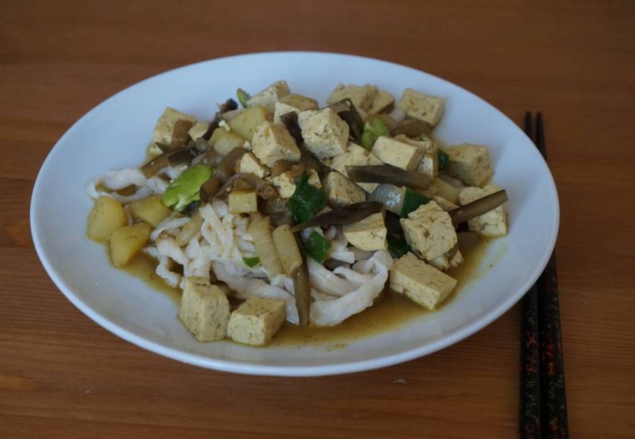 Curry Udon mit sommerlichem Gemüse und Tofu