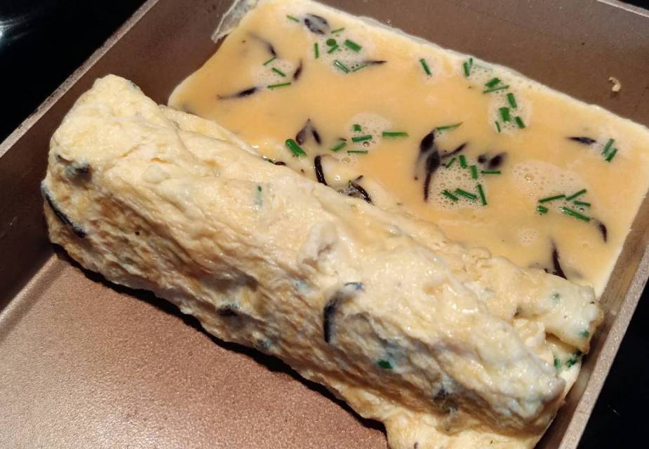 Tamagoyaki in einer Pfannen braten