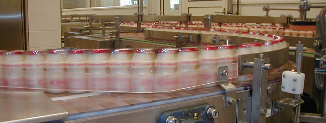 Yakult-Fläschchen auf einem Lieferband in der Fabrik