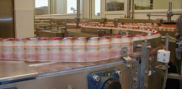 Yakult-Fläschchen auf einem Lieferband in der Fabrik