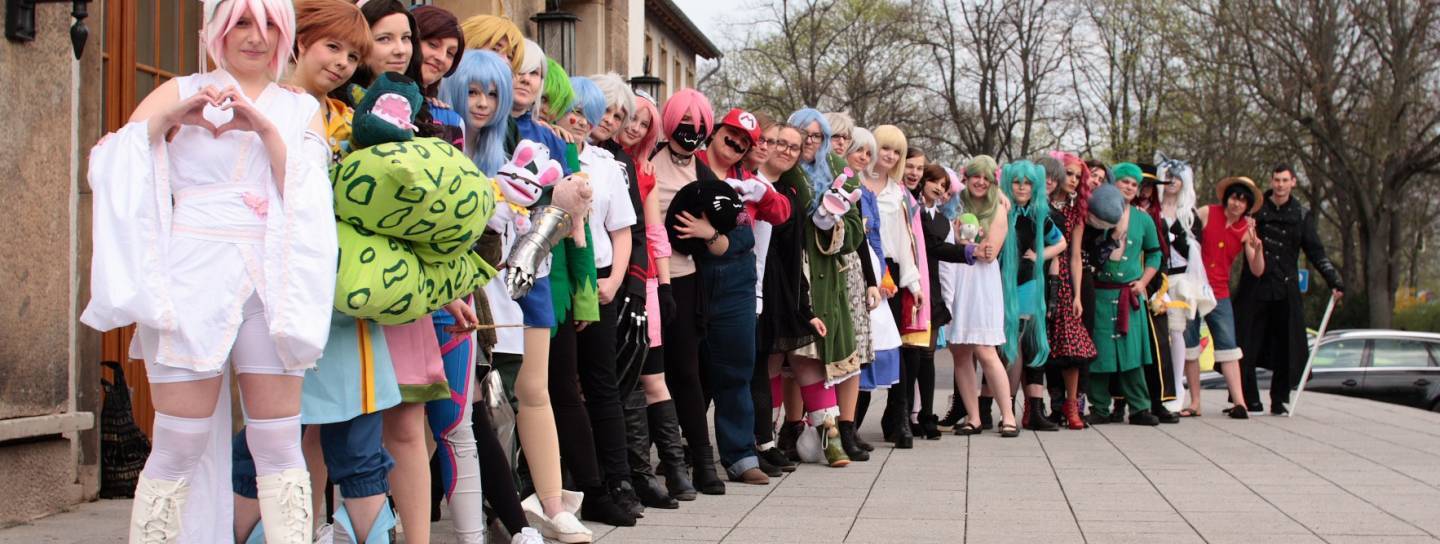 Cosplayer posieren in einer Reihe