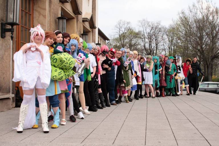 Cosplayer posieren in einer Reihe