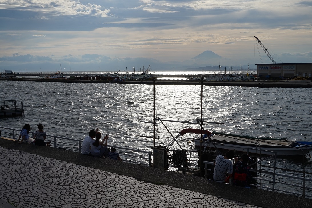 Aussicht auf den Fuji von der Küste vor Enoshima aus.