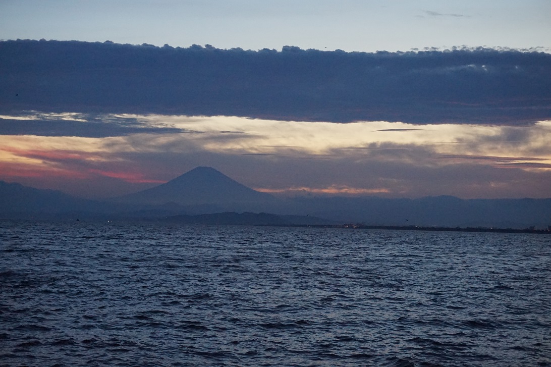 Von Enoshima aus gesehen: der Fuji im Abendlicht.