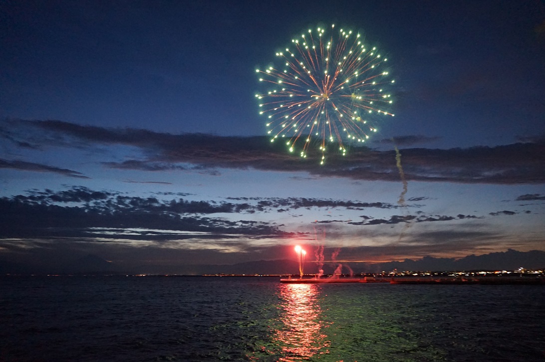 Feuerwerk über dem Meer