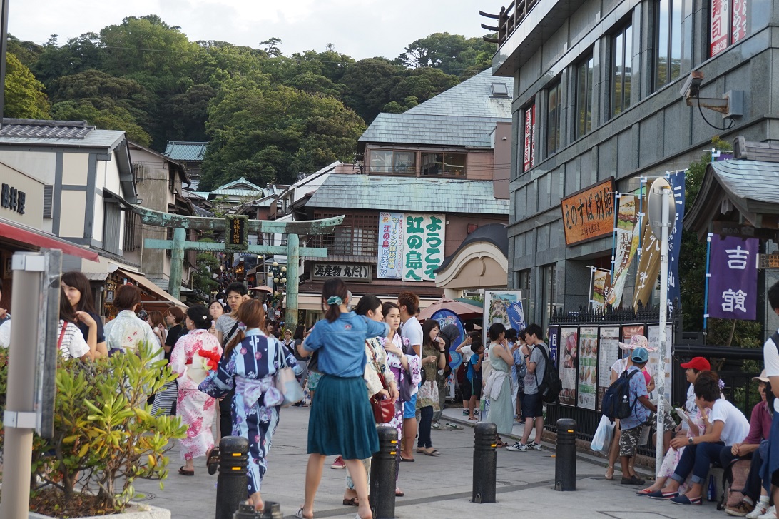 Straßenszenerie auf Enoshima mit vielen Besuchern