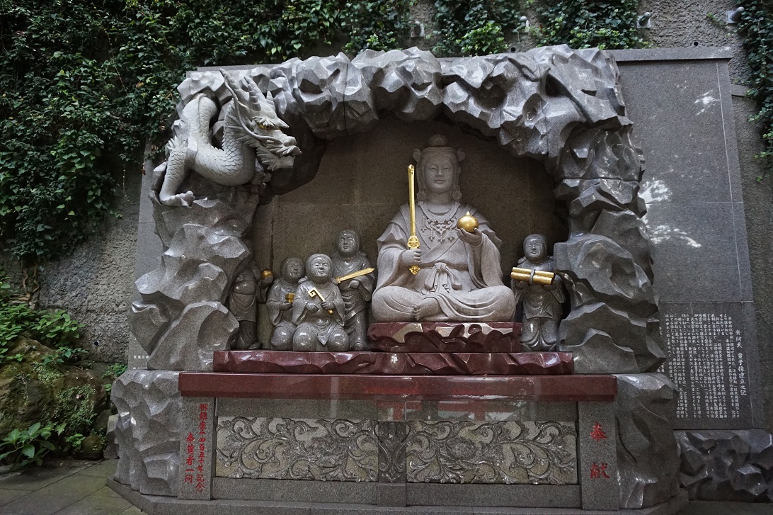 Benzaiten-Statue am Enoshima Schrein