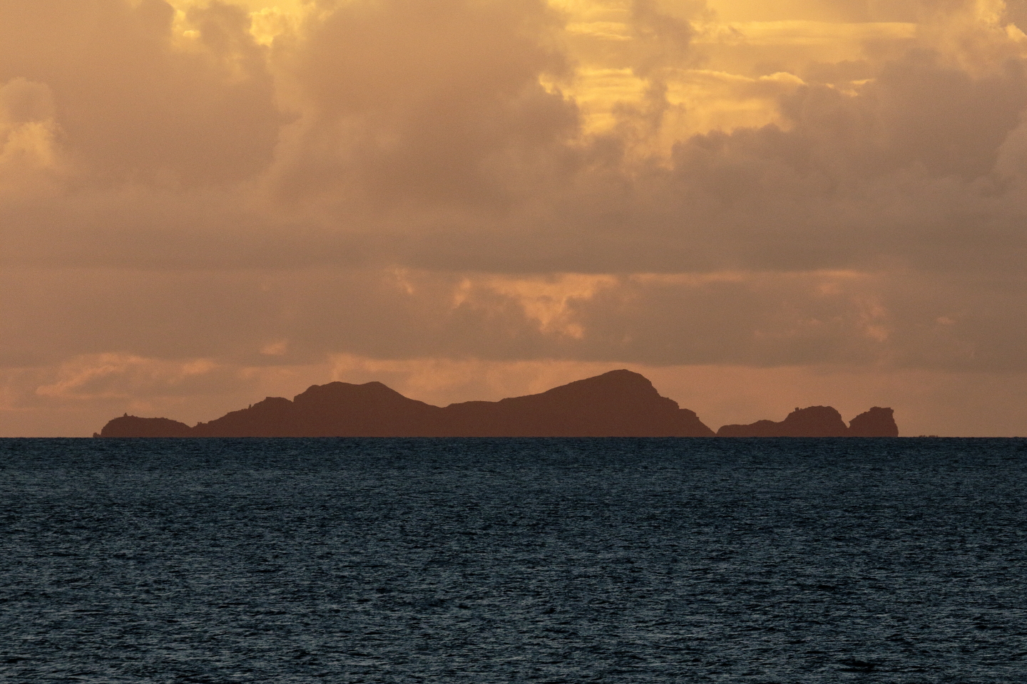 Direkt nach Sonnenuntergang von Hateruma-jima aus: Aussicht auf die unbewohnte Insel Nakanōgan-jima.