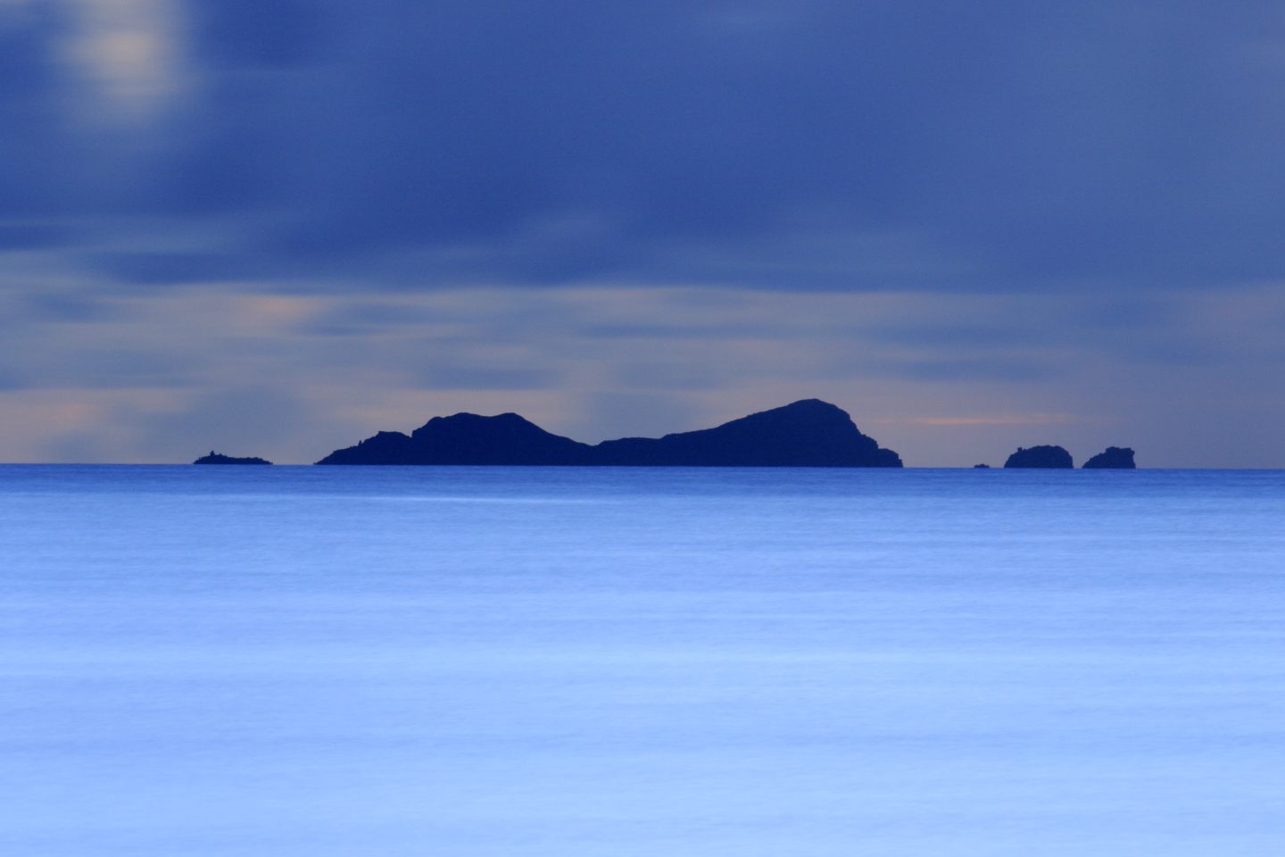 Das letzte Licht des Tages: Aussicht auf Nakanōgan-jima von Hateruma-jima aus.