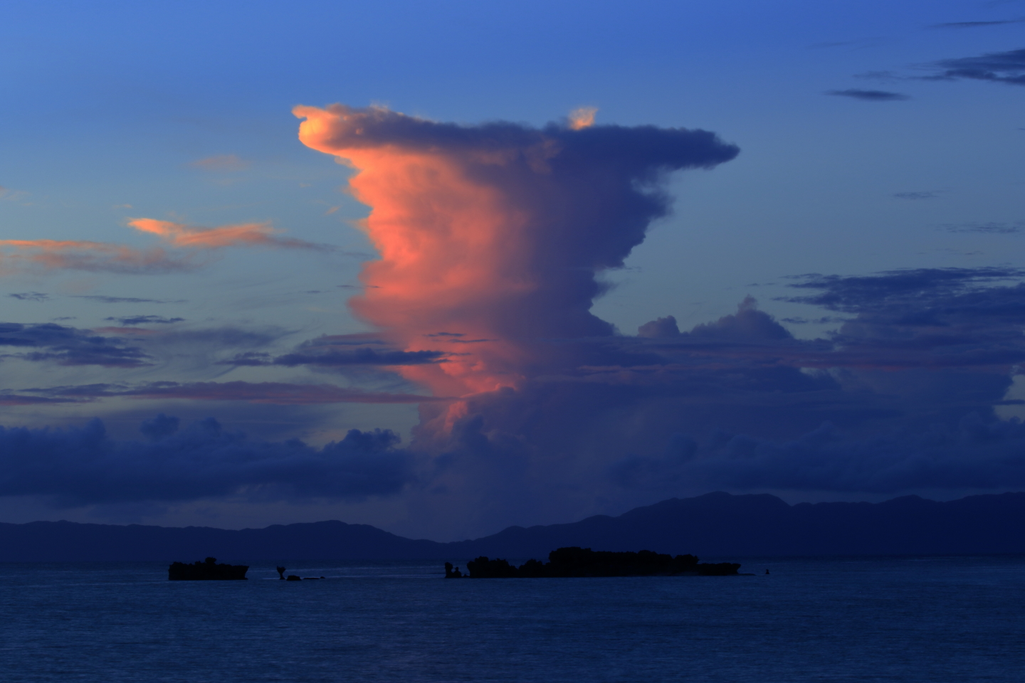 Nach Sonnenuntergang von Hateruma-jima aus: Rot gefärbte Gewitterwolken ziehen in Richtung Iriomote-jima.