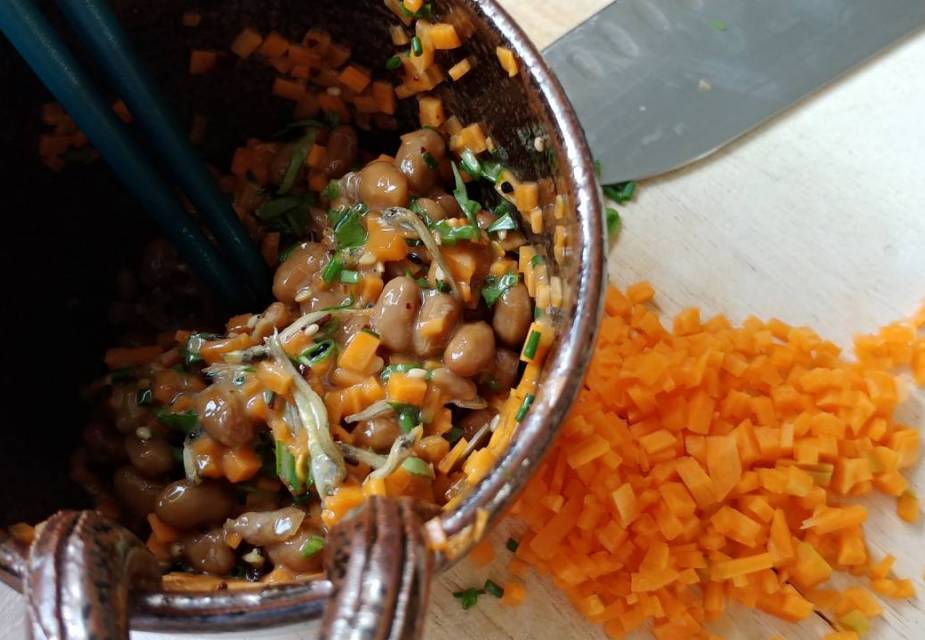 Zubereitung des Toppings von Hiyayakko Tofu mit Natto