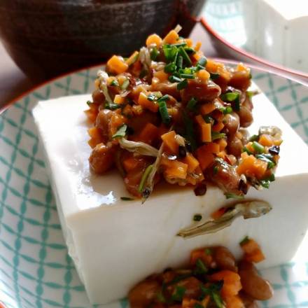 Hiyayakko Tofu mit Natto Topping