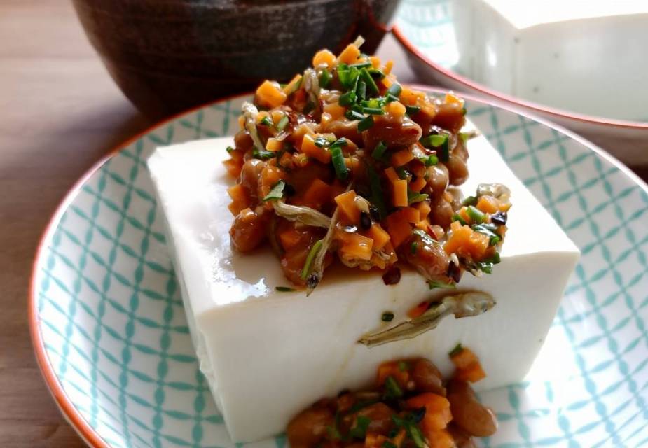 Hiyayakko Tofu mit Natto Topping