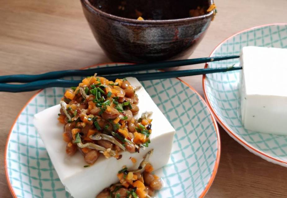 Hiyayakko Tofu mit Natto