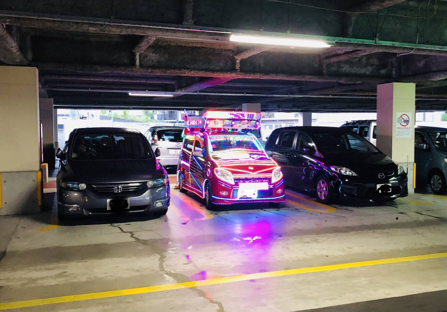 Parkende Autos auf einem Parkplatz in Japan