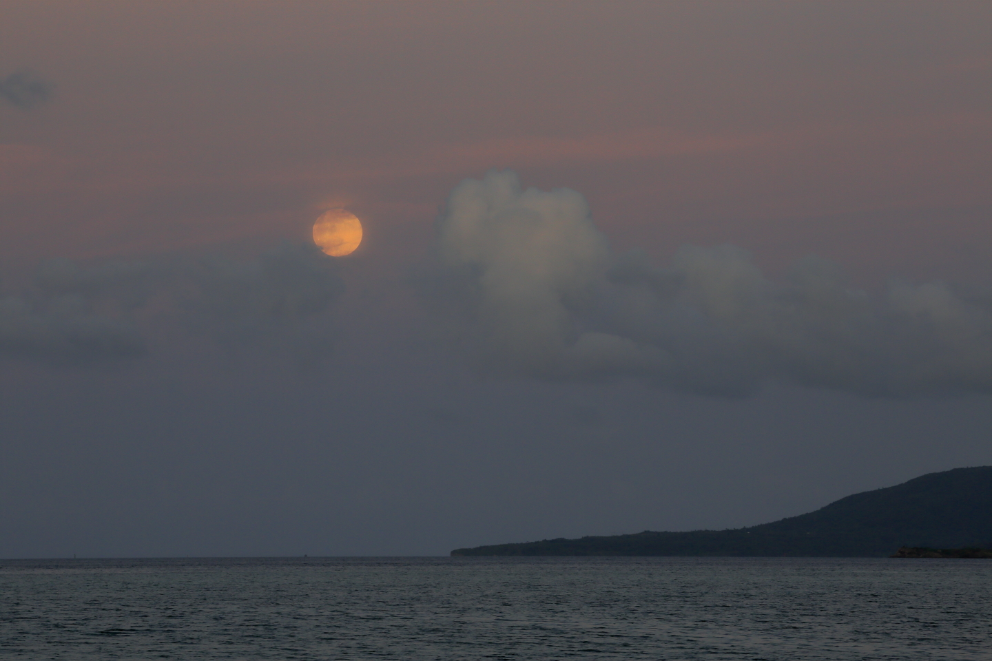 Anblick des Vollmonds nach Sonnenuntergang auf Iriomote-jima.