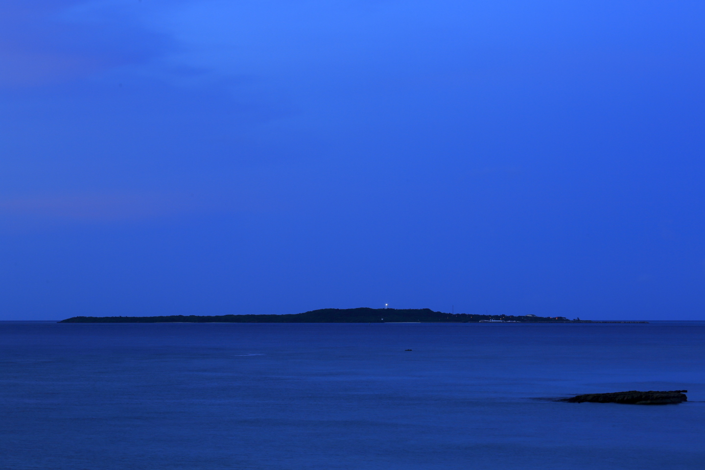 Nach Sonnenuntergang: von Iriomote-jima aus gesehene Aussicht auf Hatoma-jima.