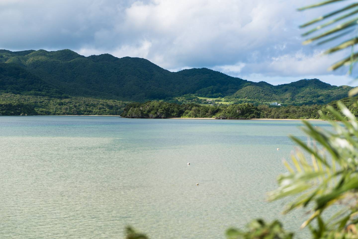 Bucht vor Ishigaki mit Bergen im Hintergrund