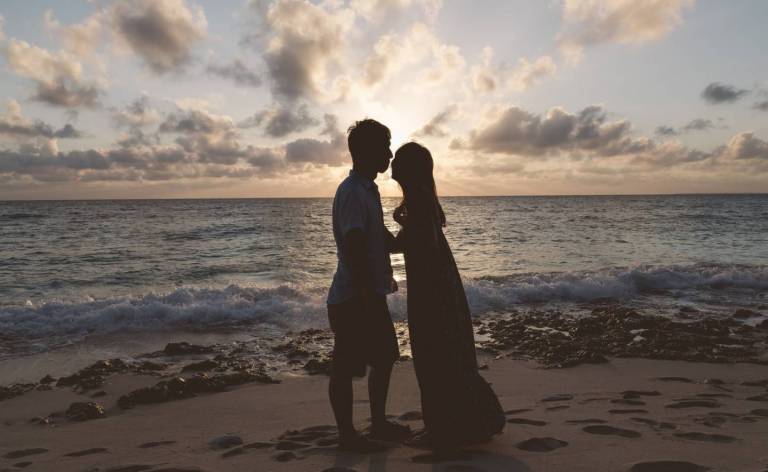 Japanisches Liebespaar im Abendlicht am Strand.