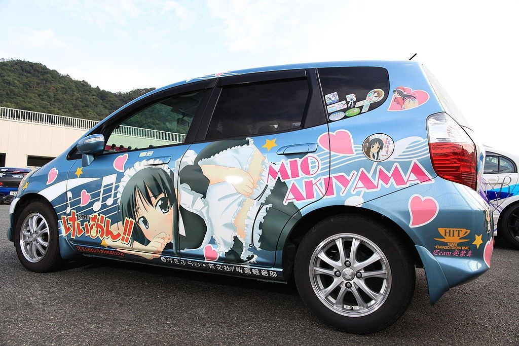 Mit Anime-Figur bedrucktes Auto