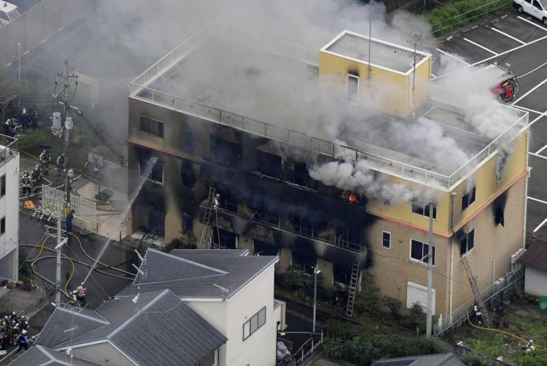 Löscharbeiten bei einem Brand in Kyoto