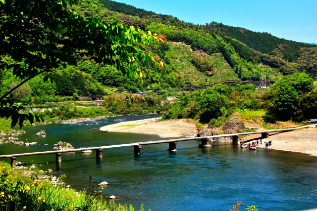 Shimanto Fluss mit kleiner Brücke