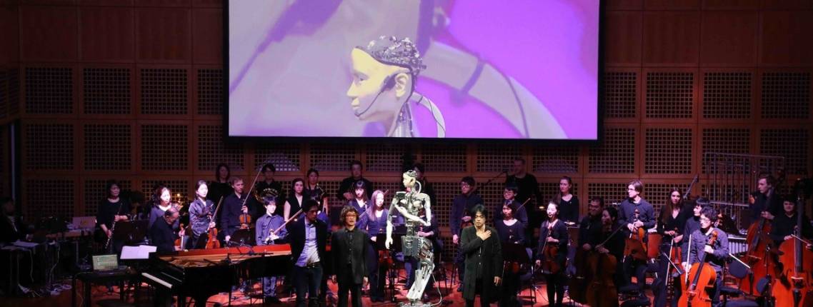 Bühnensicht auf Orchester und Alter 3 bei dem Stück "Scary Beauty"