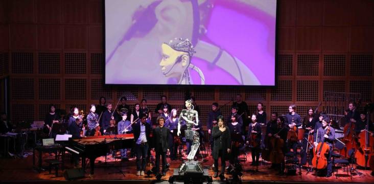 Bühnensicht auf Orchester und Alter 3 bei dem Stück "Scary Beauty"