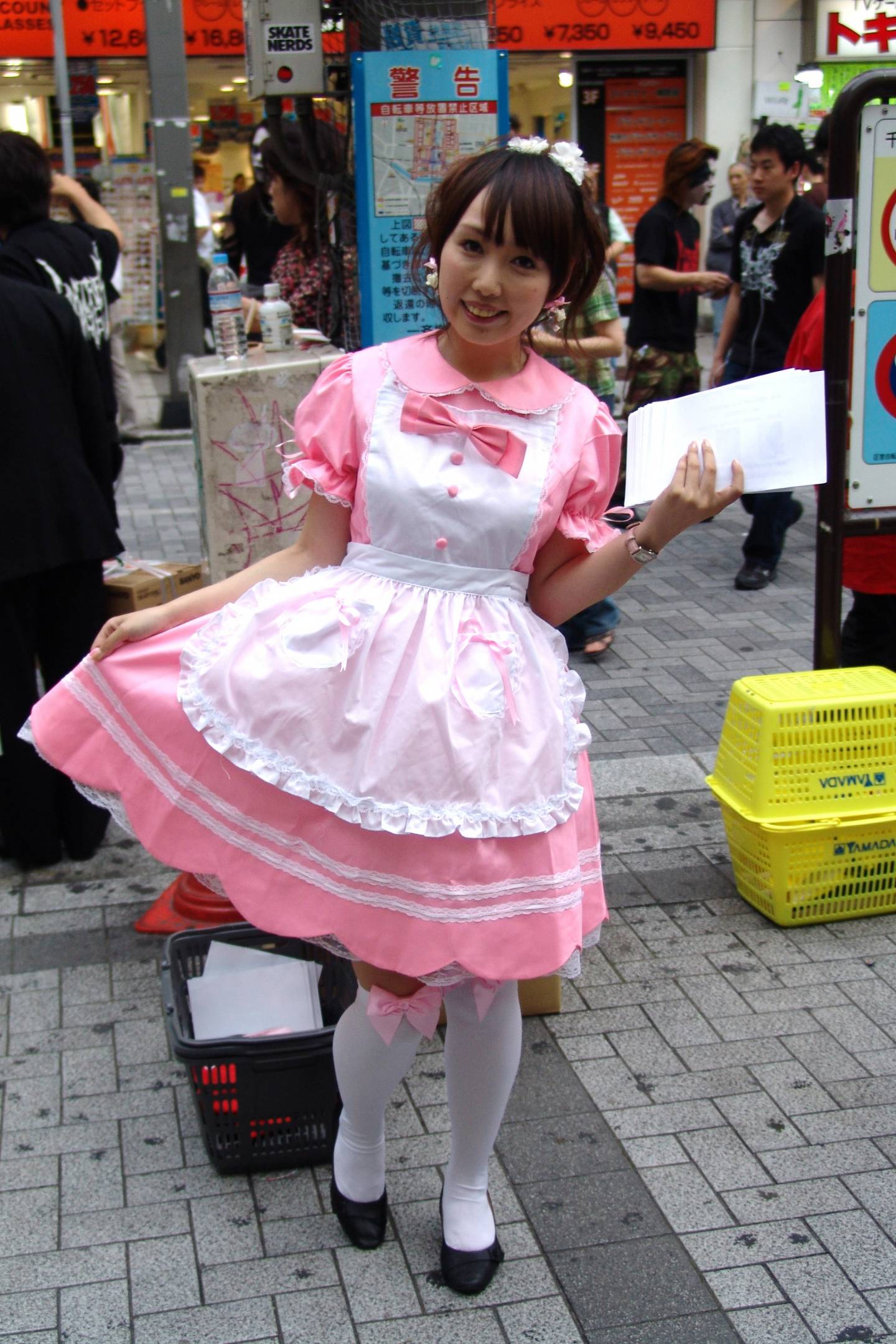 Japanerin als Maid verkleidet