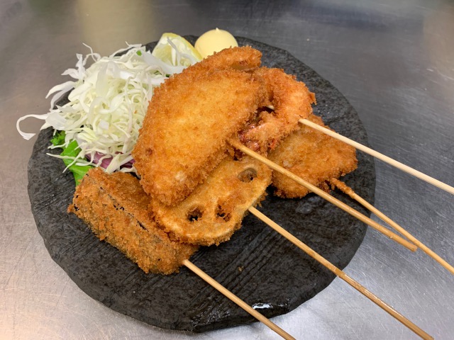 Kushikatsu auf einem Teller mit Krautbeilage